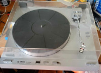 YAMAHA P-450 TURNTABLE - EXCELLENT