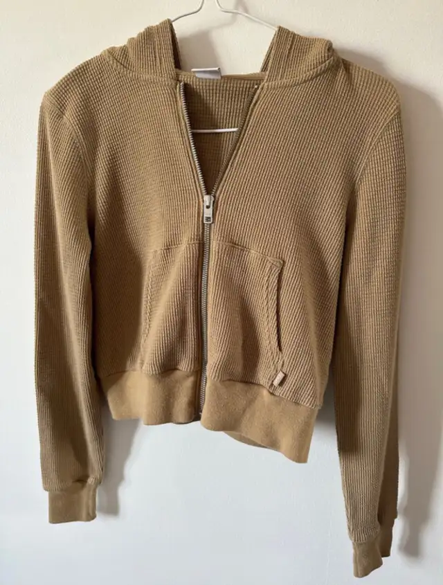 Aritzia Tna Clothes and Accessories in Women's - Tops & Outerwear in Edmonton - Image 6