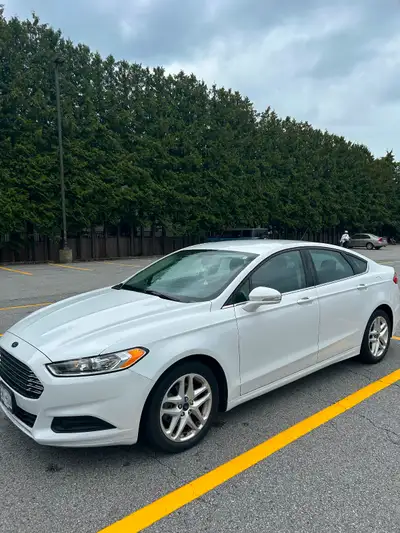 2015 Ford Fusion SE 4dr Sedan FWD 98,300 km / white / 6-speed automatic / fully-loaded Located in Ri...