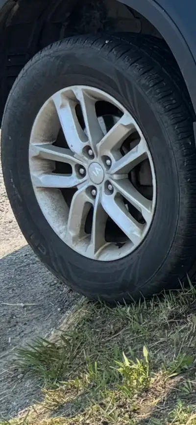 4 Pneus d’hiver Nokian Nordman 9 SUV 235/65R17 avec 4 roues Mag Seulement 8000 km d’usure et j’ai pa...