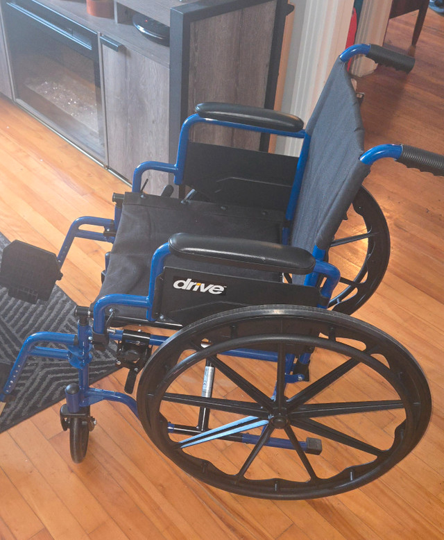 Fauteuil roulant Drive médical bleu état neuf dans Santé et besoins spéciaux  à Ville de Montréal