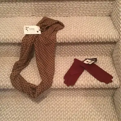 Infinity scarf, leather gloves, new, View more