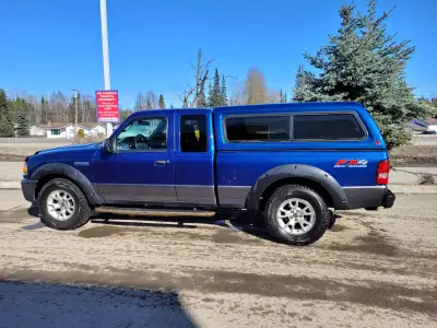 One owner, 4.0L 6 cylinders, 245 horsepower, automatic, 4-wheel drive, top trim level, leather seats...