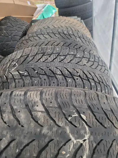 4 Pneu hiver 265-70-18 Hakkapelita LT3 clouté 2x 8-32 2x 10-32