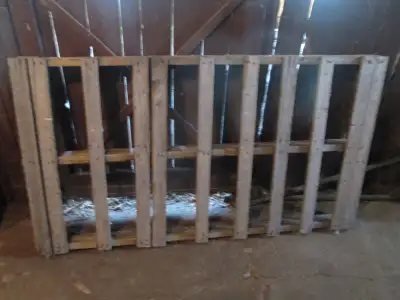 wooden skid (70 x 38)., View more