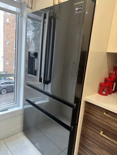Je vends un ensemble d'électroménagers en acier inoxydable noir élégant et moderne, parfait pour tou...