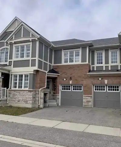4 bedroom plus Den/Office, 2 storey townhome with backyard located in high demand Ford area in Milto...