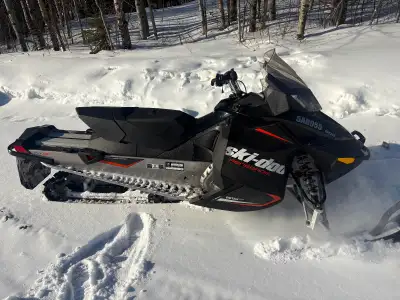 2015 ski-doo renegade 600 sport carb for sale. Runs great and in good overall condition. Electric st...