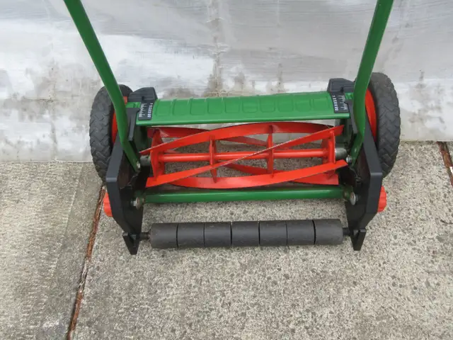 Tondeuse manuelle Gardena in Lawnmowers & Leaf Blowers in Longueuil / South Shore - Image 3