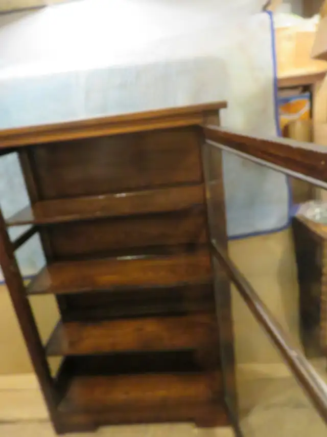 Antique Arts and Crafts Bookcase/Display Cabinet in Bookcases & Shelving Units in Oakville / Halton Region - Image 4