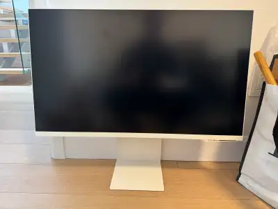 Selling my almost new (used for one week) Samsung Smart Monitor M7 32”, in excellent condition. Spec...
