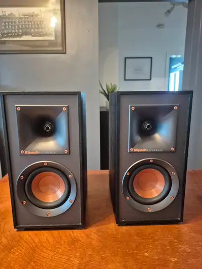 Pair of Klipsch R-41M bookshelf speakers. One small dent at the rear of one speaker. Other than that...