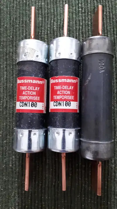 2 Fusibles 100A ''time delay'' à 10,00$ chacune 6 Fusibles 40A ''one time'', 2 Fusibles 35A ''time d...