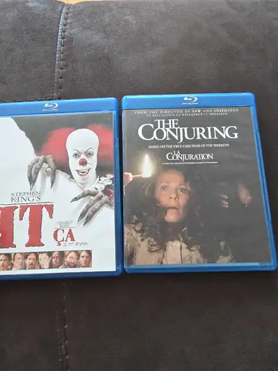 J'offre un lot de deux films Blu-ray classiques d'horreur, "IT" basé sur le roman de Stephen King et...