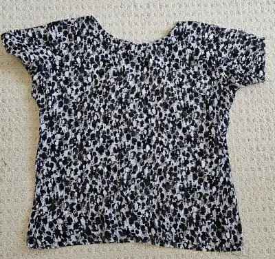 Women's Short Sleeves Printed Top (Size in Description) Like New, View more