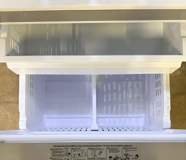 - Refrigerator “SAMSUNG” With Touch Pad Screen H70/W36/D34  in Refrigerators in Barrie - Image 4