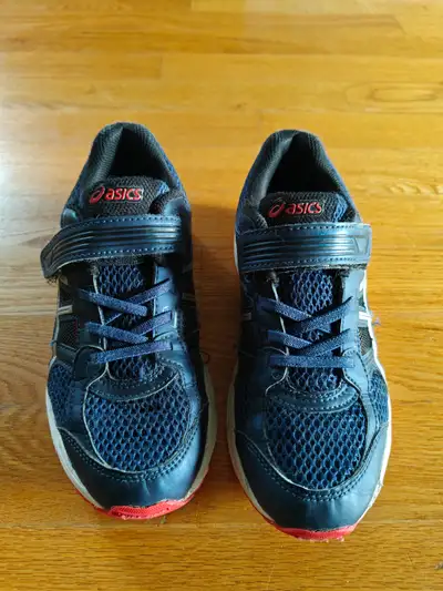 Asics running shoes size 3 and 4, View more