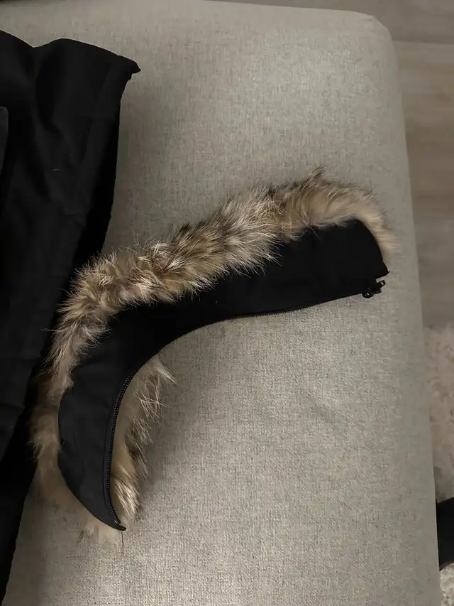 Canada Goose Puffer in Other in City of Toronto - Image 6