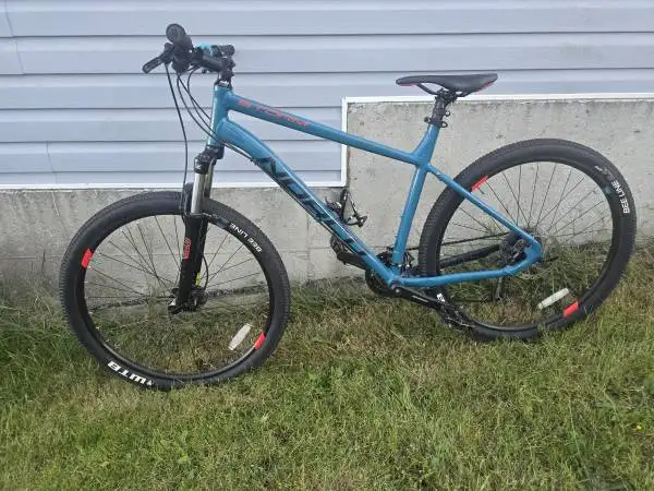 Excellent condition Large Norco Storm 7.1 - $750 (Campbell River