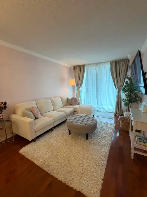 ✨ Bright & Renovated 1+Den Condo in Prime Richmond Hill Location Welcome to Luxury Living at Vineyar...