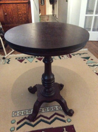 Table ronde antique en bois