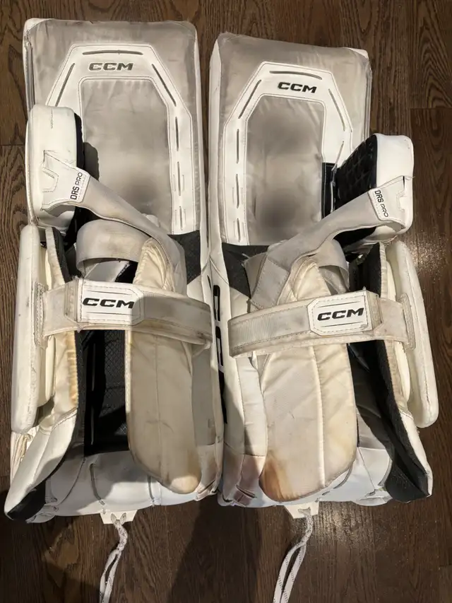 33”+1” CCM Axis XF Stock Pro Senior Goalie Set in Hockey in London - Image 3