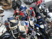 Equipement de hockey casque coude gant pad culotte accessoires