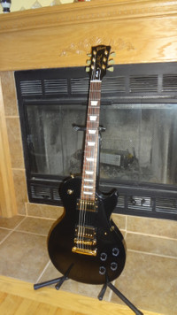 Guitare électrique Gibson Les Paul Studio-Ebony/Gold avec Ampli