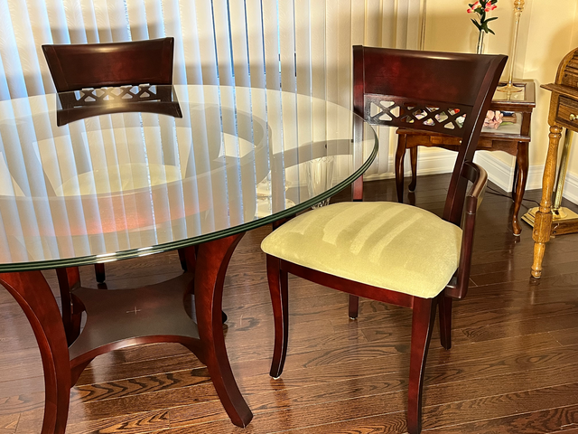 Beautiful 54" Bermex Glass Top Dining Room Table & Chairs in Dining Tables & Sets in Markham / York Region - Image 4