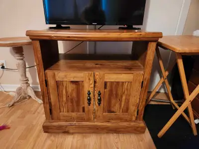 Un meuble en bois massif pour une télé a roulette a vendre Je demande $ 65.00