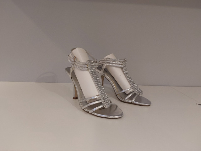 Silver sandals, size 37 (7) in Women's - Shoes in Oshawa / Durham Region - Image 2