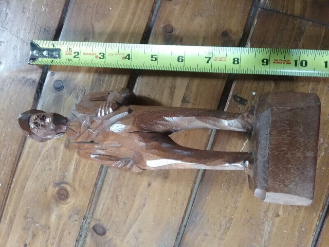 Sculpture en bois d'un homme par Caron à vendre in Arts & Collectibles in Lévis