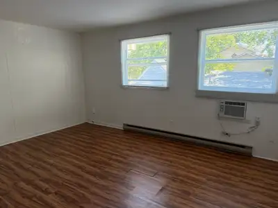 Dans le vieux Ste-Rose, lieu prisé. L'appartement se situe au 2ième étage d'un immeuble semi-commerc...