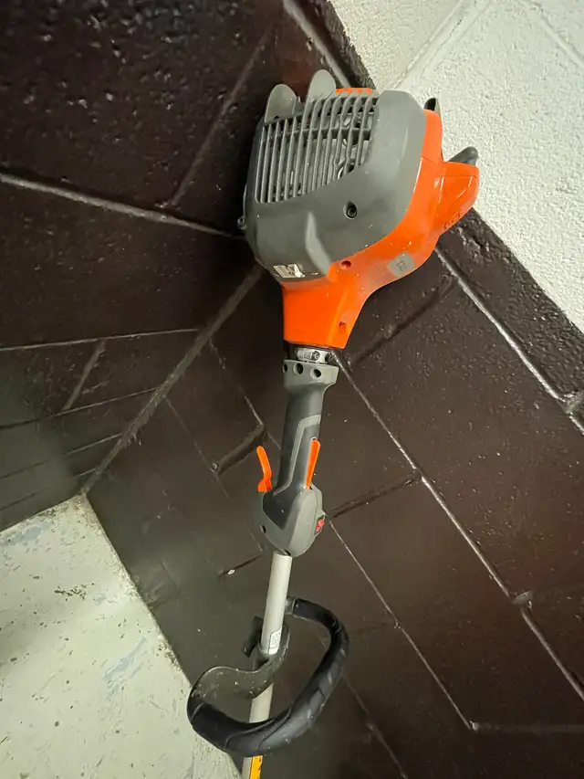 Husqvarna 130L 28-cc 2-cycle 18-in Gas String Trimmer in Lawnmowers & Leaf Blowers in City of Montréal - Image 8