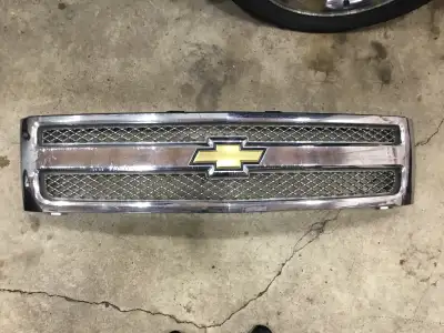 Chrome grill, fits 2008 to 2011 chevrolet Silverado 1500, chrome is bubbling in some spots but other...