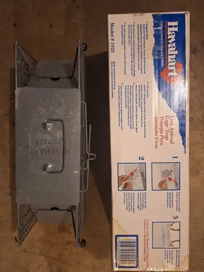 This Havahart Live Animal Cage Trap, Model 1025, is in great condition and comes with its original b...