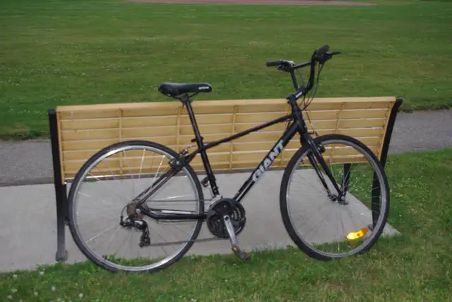 Giant Escape 3 21-Speed Hybrid Road Bike in Cruiser, Commuter & Hybrid in Oshawa / Durham Region - Image 2