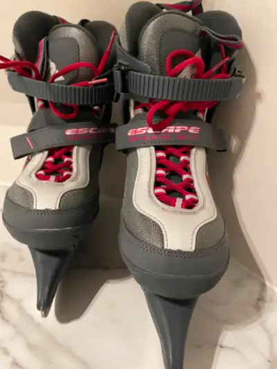 TeLLEMMENT COMME NEUFS QU’ON POURRAIT LES OFFRIR COMME CADEAU !!!!!! Patins à glace à vendre pour fe...