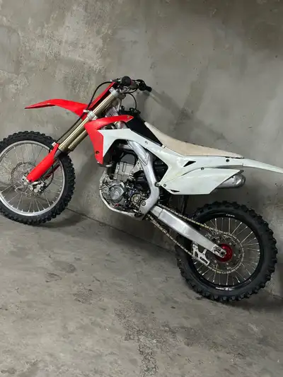 2016 CRF450R FOR SALE ! COMES WITH OWNERSHIP NEEDS NOTHING BUT A GRAPHIC KIT !!! $4700 OBO