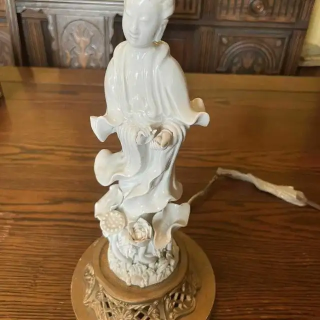 Antique Guan Yin Porcelain Table Lamp in Indoor Lighting & Fans in City of Montréal - Image 2