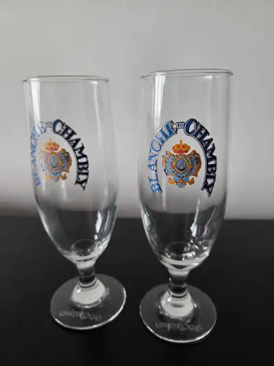 Voici deux magnifiques verres à bière de marque Blanche de Chambly, parfaits pour savourer votre biè...