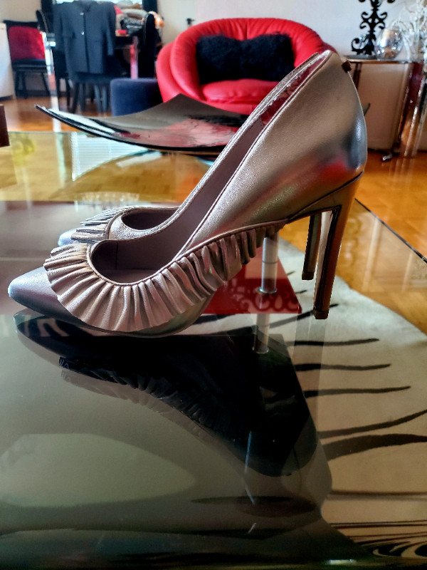 Ted Baker silver heels in size 37 or 6.5 in Women's - Shoes in Mississauga / Peel Region - Image 2