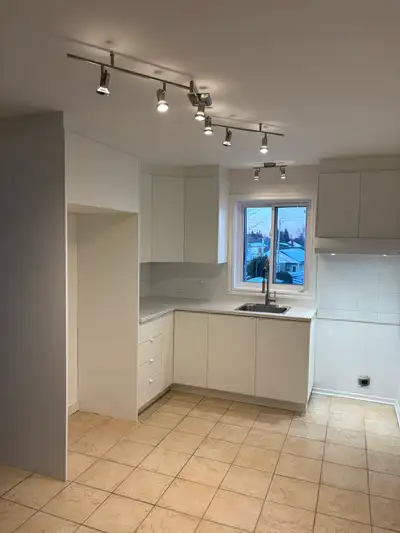 Ce logement au 2e étage et demi est très bien situé dans un secteur tranquille, idéal pour personnes...