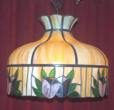 Magnifique plafonnier de style Tiffany. Idéal pour couronner une table à manger élégante. Mesurant 5...