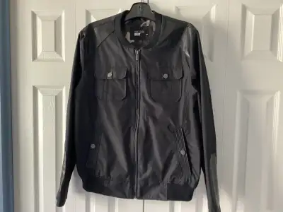 Manteau neuf pour homme. Grandeur: Large