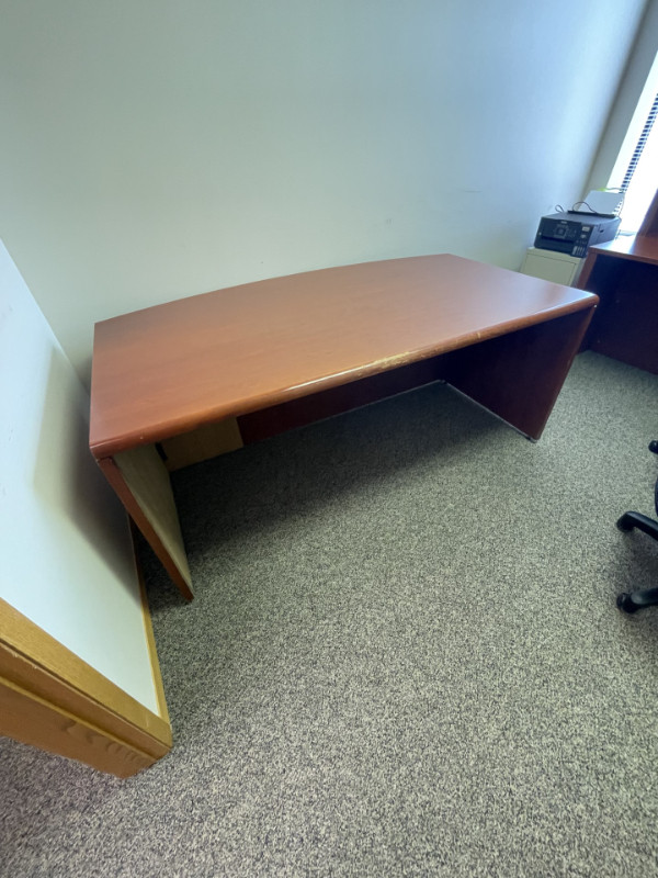 Solid wood mahogany executive office desk in Desks in Edmonton - Image 2