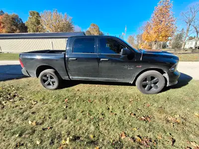 Works drives good selling because we need a van 2020 ram 1500 asking $29000 5.7 litre hemi 6 seats n...