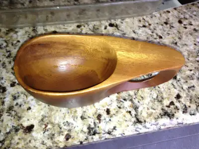 Smoke and pet free hom e- vintage solid teak - made in Philipines - perfect condition - hand made