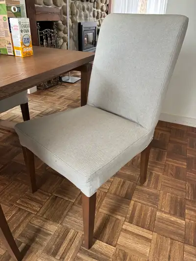 6 Chaises IKEA BERGMUND – Excellent état Effet chêne avec housses Orrsta gris clair. Très bon état,...