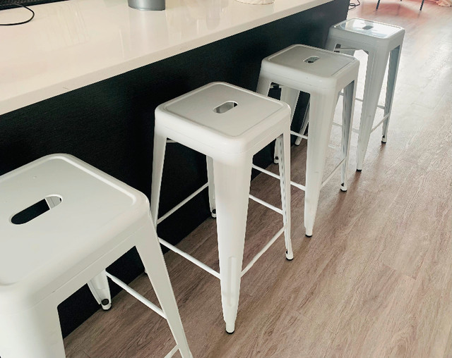 4 tabourets blanc  pour comptoir/îlot de cuisine dans Mobilier de salle à manger et cuisine  à Laval/Rive Nord - Image 2